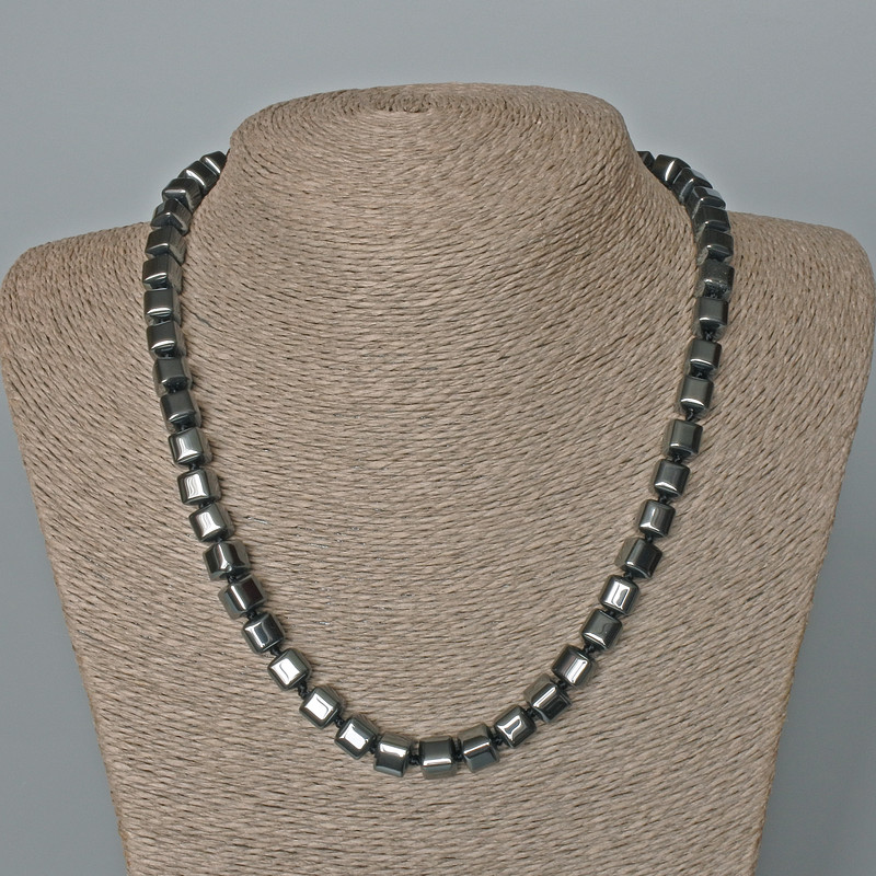 Collier d'hématite en cubes, diamètre 8 mm, longueur 48 cm ±