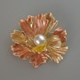 Broche-pendentif Fleur beige mat émail et perle blanche, métal doré 46×43 mm