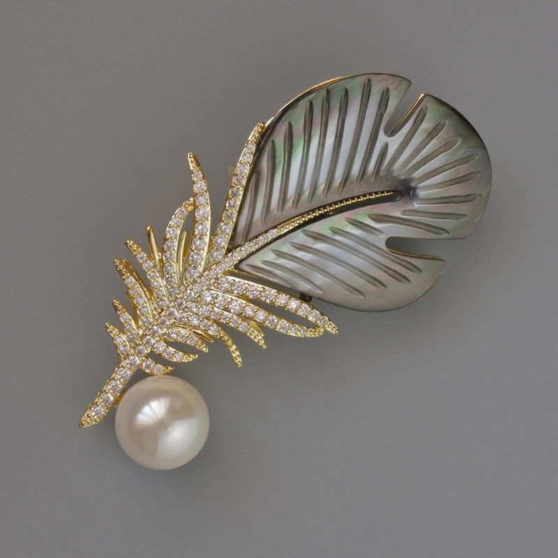 Broche Plume d'Halite, perle blanche et strass, 51 × 25 mm, métal doré