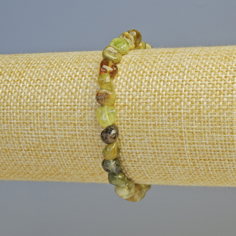 Bracelet en grossulaire (grenat vert) — pierre naturelle facettée en forme de galet, diamètre 7 mm ± (élastique), longueur 18 cm+