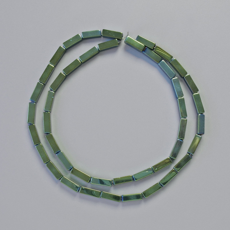 Perles d'hématite rectangulaires 9x3 mm +-, couleur vert caméléon, sur fil