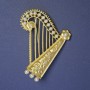 Broche en forme d'harpe avec perles blanches 65×53 mm ± métal doré