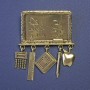 Broche «Tableau mathématique» avec pendentifs 60×45 mm ± métal doré