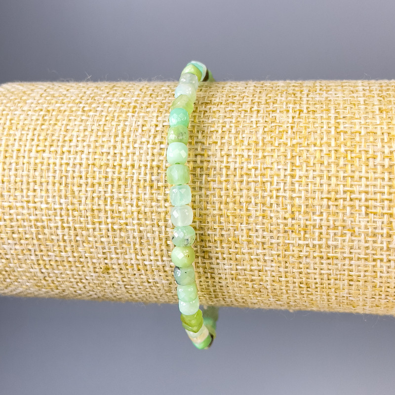 Bracelet chrysoprase facetté en cubes, diamètre 4×4 mm, longueur 18 cm, élastique
