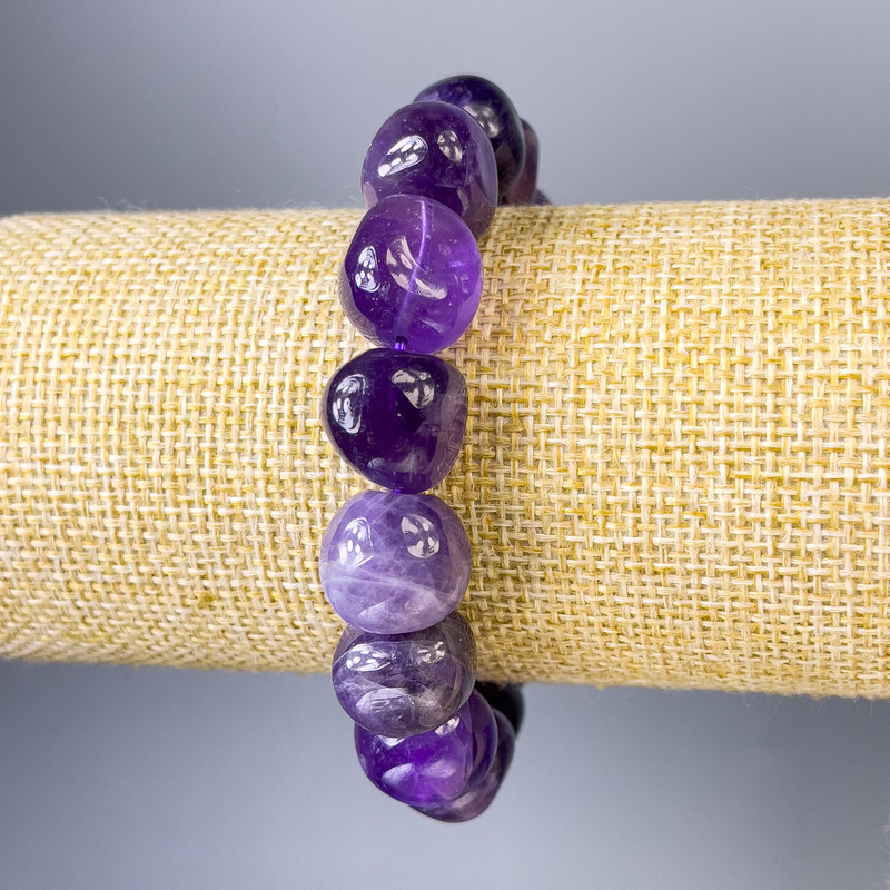 Bracelet en améthyste galetée, diamètre 13×12 mm ±, longueur 18 cm ±, élastique
