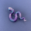 Broche-pendentif «Serpent» violet-bleu émaillé avec strass bleus, métal argenté 30×55 mm +