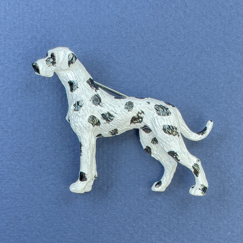 Broche chien couleur blanche à taches 42×60 mm+