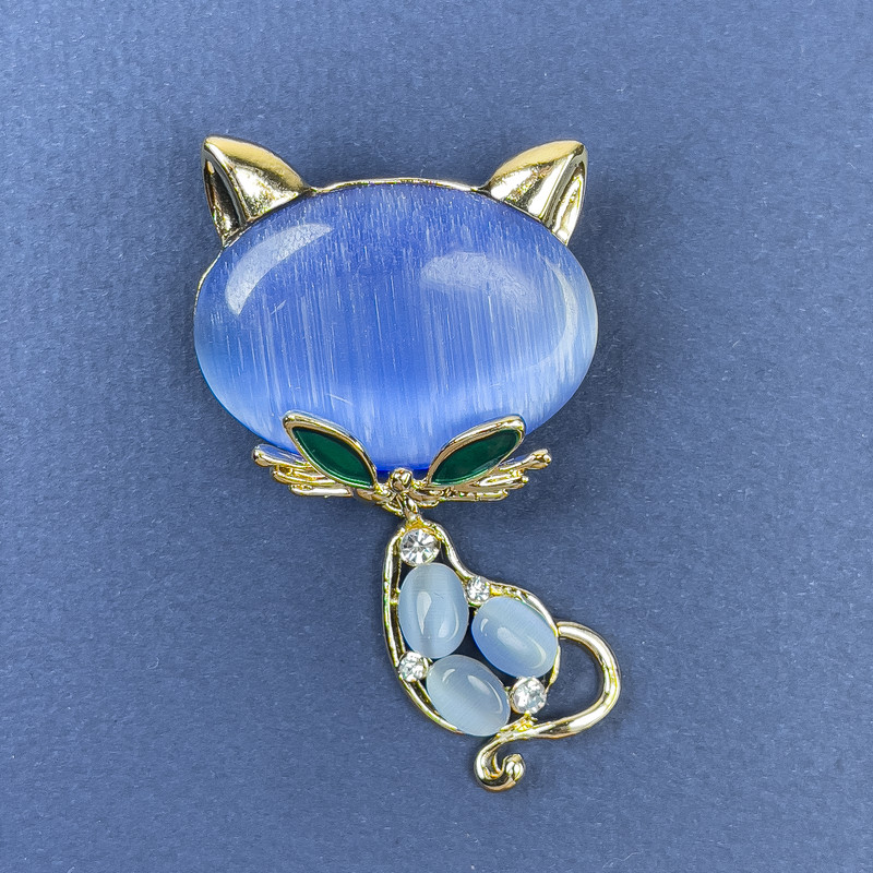 Broche Chat bleu œil de chat, strass blancs, métal doré, 34×58 mm+
