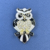 Broche-pendentif Hibou, strass blancs, émail blanc et noir, métal doré, diamètre 26 mm, longueur 41 mm