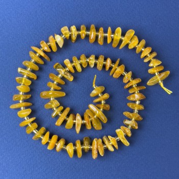 Perles d'ambre éclats 10×3 mm ± avec perles de rocaille, diamètre 3 mm ± sur fil, longueur 38 cm+