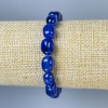 Bracelet en quartz teinté imitant le lapis-lazuli (perles roulées artificielles), diamètre 12 × 9 mm, longueur environ 18 cm, élastique
