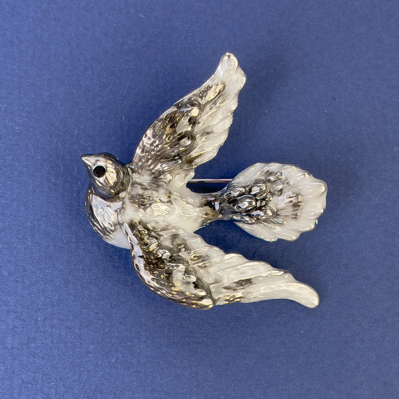 Broche Colombe, diamètre 40×45 mm ± émail gris, métal argenté