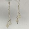 Boucles d'oreilles nacre en trèfle à quatre feuilles, diamètre 6×2 mm ±, sur chaîne en métal argenté, longueur 45 mm+