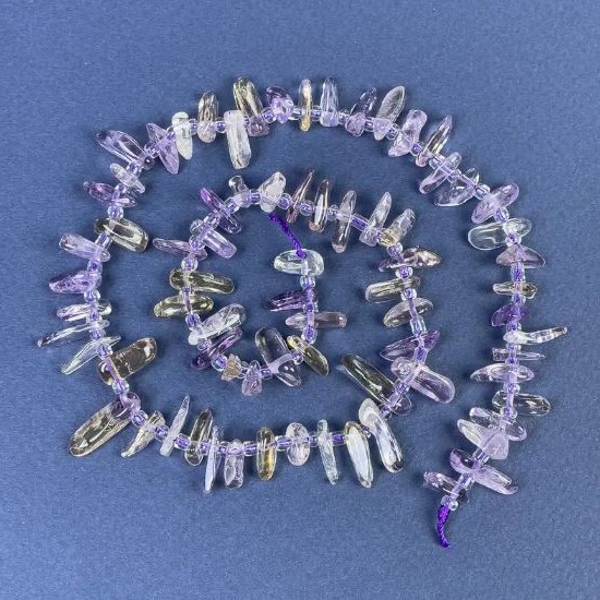 Perles d'améthyste éclatées 9–12×3–4 mm, avec rocailles sur fil, longueur 40 cm+