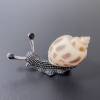 Broche-pendentif Escargot blanc et brun, métal argenté, 53 × 26 mm ±, strass noirs