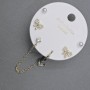 Boucles d'oreilles à clous dorées avec capuchon décoratif et strass blancs
