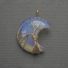 Pendentif «Lune» en pierre de lune, entouré d'un tressage doré, diamètre environ 35 mm, longueur environ 45 mm