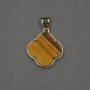 Pendentif trèfle avec œil de tigre, incrustation 16x18x4 mm ± métal doré