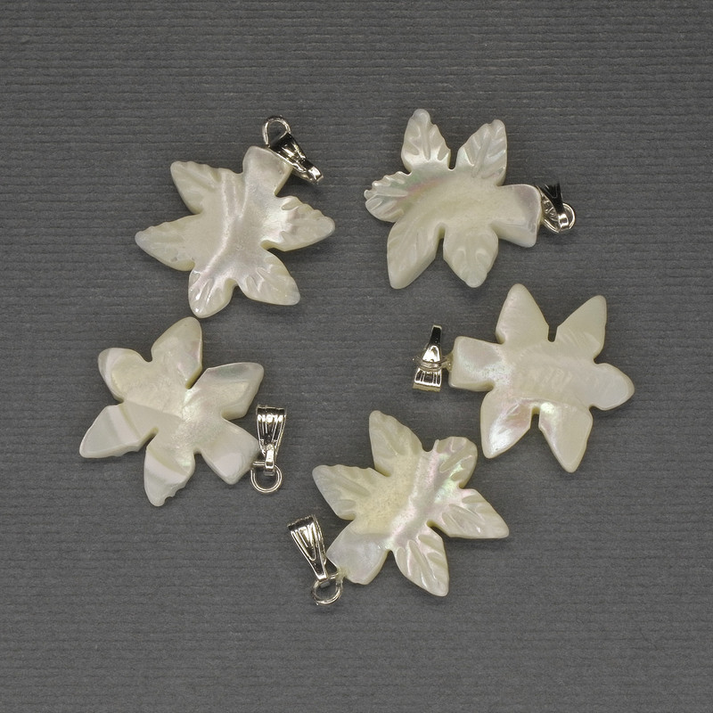 Pendentif en nacre Feuille 27×18 mm ± métal argenté