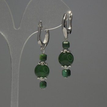 Boucles d'oreilles en chrysoprase boule, diamètre 10 mm ±; œil de chat facetté cube de 4 mm ±, longueur 40 mm ±