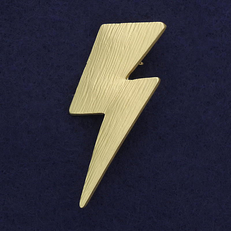 Broche-pendante «Éclair» couleur or mat métal doré 58 × 23 mm+