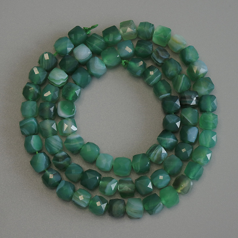 Perles d'agate facettées en cube 5x5 mm ± sur fil, longueur 37 cm+