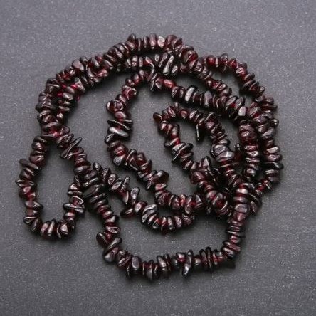 Perles de grenat — éclats, diamètre 5-9×3-3 mm, longueur 80 cm ±, montées sur fil