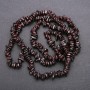Perles de grenat — éclats, diamètre 5-9×3-3 mm, longueur 80 cm ±, montées sur fil