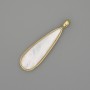 Pendentif nacre goutte 40 × 11 mm ± métal doré