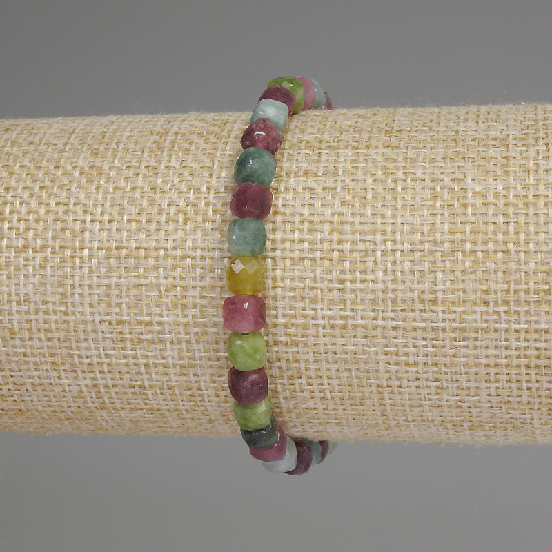 Bracelet en tourmaline facettée, cube 5 mm ±, longueur 18 cm ±, élastique