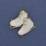 Broche-pendentif Patins, émail blanc et métal doré, 23 × 32 mm