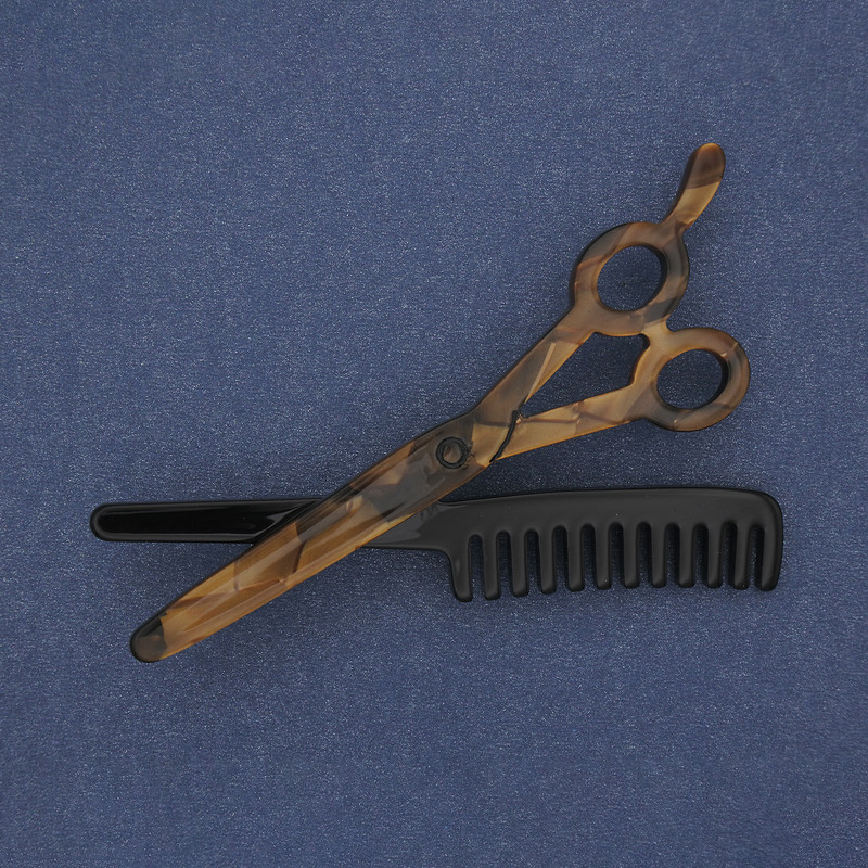 Broche «Ciseaux avec peigne» en acrylique et métal argenté 70×44 mm+
