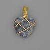 Pendentif Cœur en sodalite, entouré d'un fil métallique, 21×21 mm (+/−), diamètre 30 mm