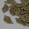 Pendentif-feuille couleur bronze, dimensions 18×10 mm ±, orifice 1,5 mm ±, emballage 27 pièces+