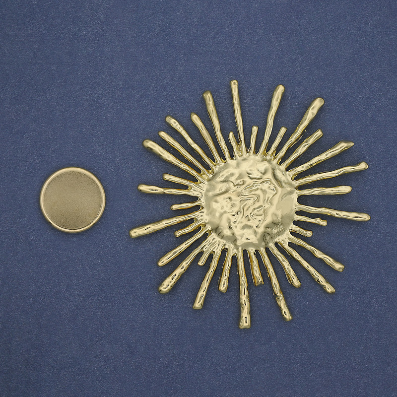 Broche magnétique Soleil en métal doré 76 mm+