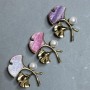 Broche «Branche» multicolore nacrée avec perle sur métal doré 48×38 mm