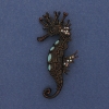 Broche-pendentif Hippocampe marin, strass colorés, émail brun, métal doré, 63 × 31 mm+