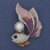 Broche-pendentif Poisson violet émail, strass blancs, perle, métal doré, 47 × 32 mm +
