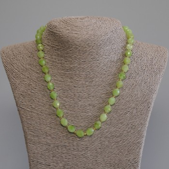 Collier en chrysoprase et olivine, perles facettées, diamètre 9,5×8 mm ±, perles de rocaille 3 mm ±, longueur environ 50 cm ± avec fermoir