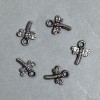 PROMO ! Conditionnement 0,5 kg – Fournitures pour bijoux: pendentif papillon en plastique couleur argent foncé, dimensions 19×15×3 mm ± trou, diamètre 3 mm+