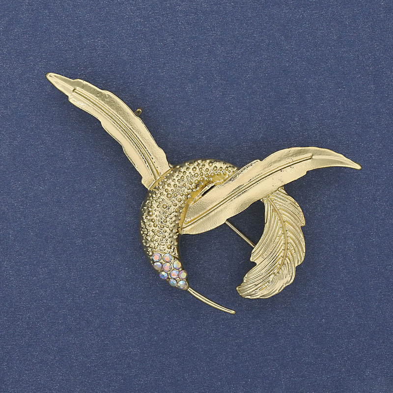 Broche Colibri, strass irisés, métal doré, 56 × 40 mm+