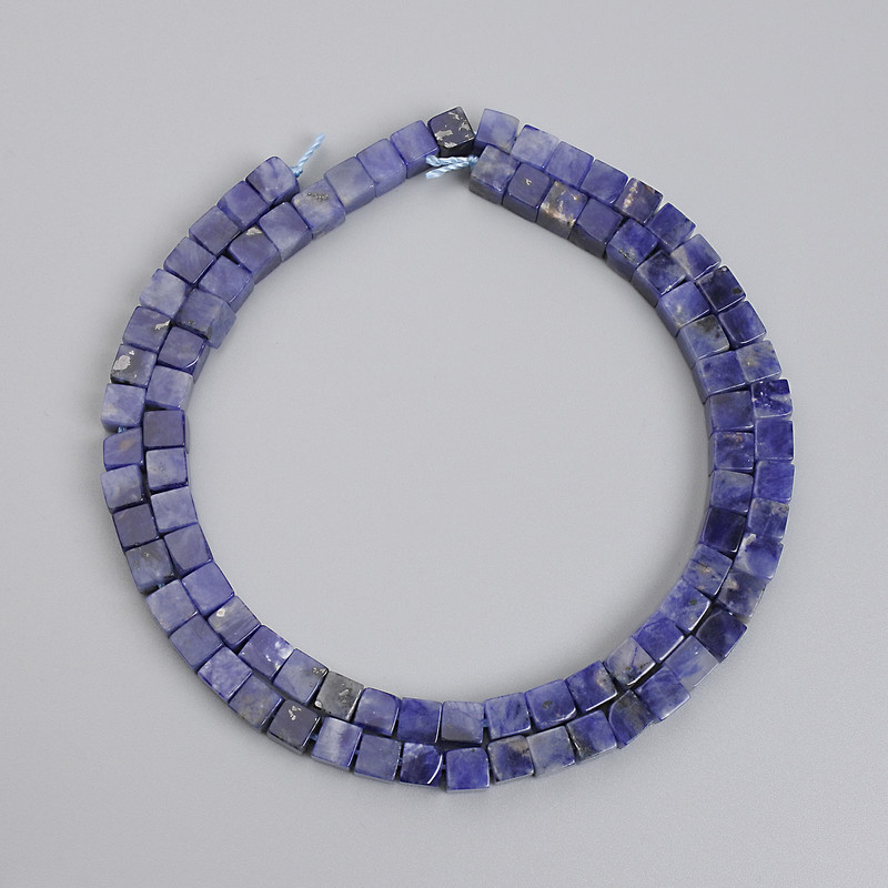 Perles de sodalite en cube, dimensions 4,5×4,5 mm, sur fil, longueur 39 cm+