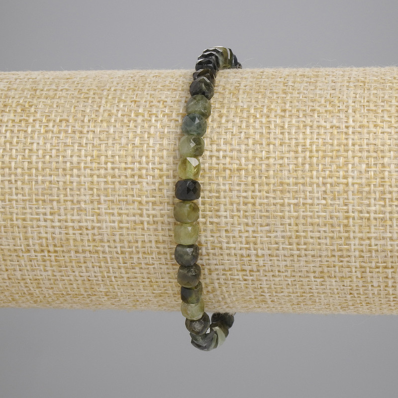 Bracelet vert en tourmaline facettée, cubes 4×4 mm, longueur 18 cm ±, élastique