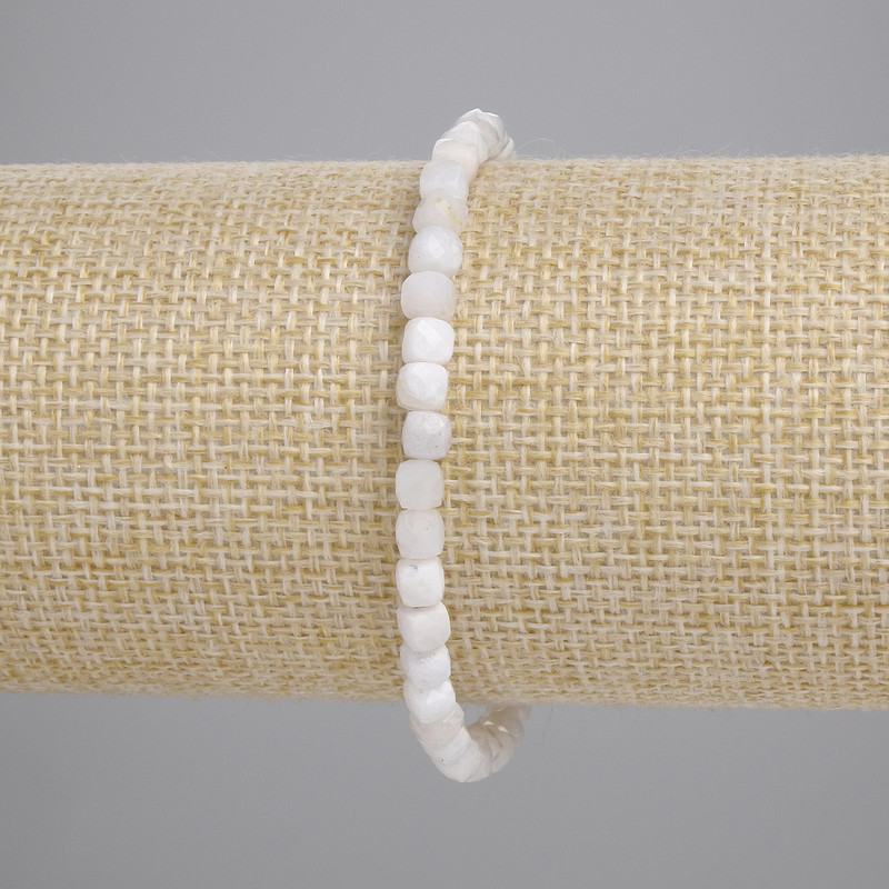 Bracelet en adulaire facetté, cube 4×4 mm, longueur 18 cm ±, élastique