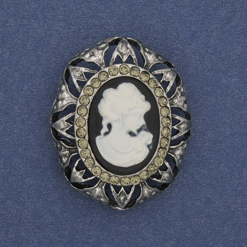 Broche camée Dame, strass, métal argenté, 32×25 mm +