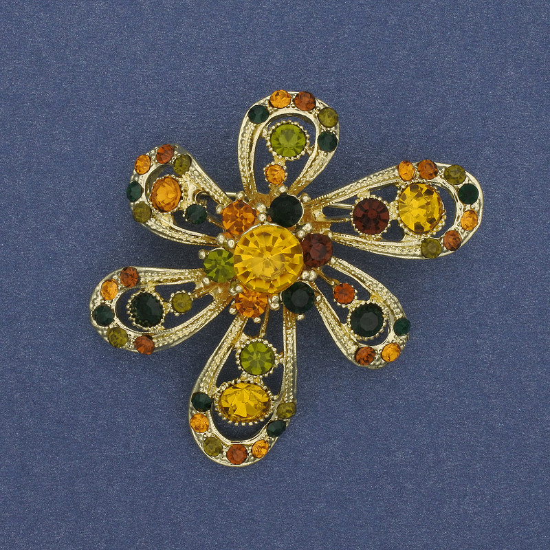 Broche Fleur strass métal doré 46 × 47 mm+