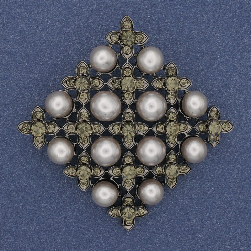 Broche-pendentif Losange Majorque, strass gris, métal argenté, 56 mm+