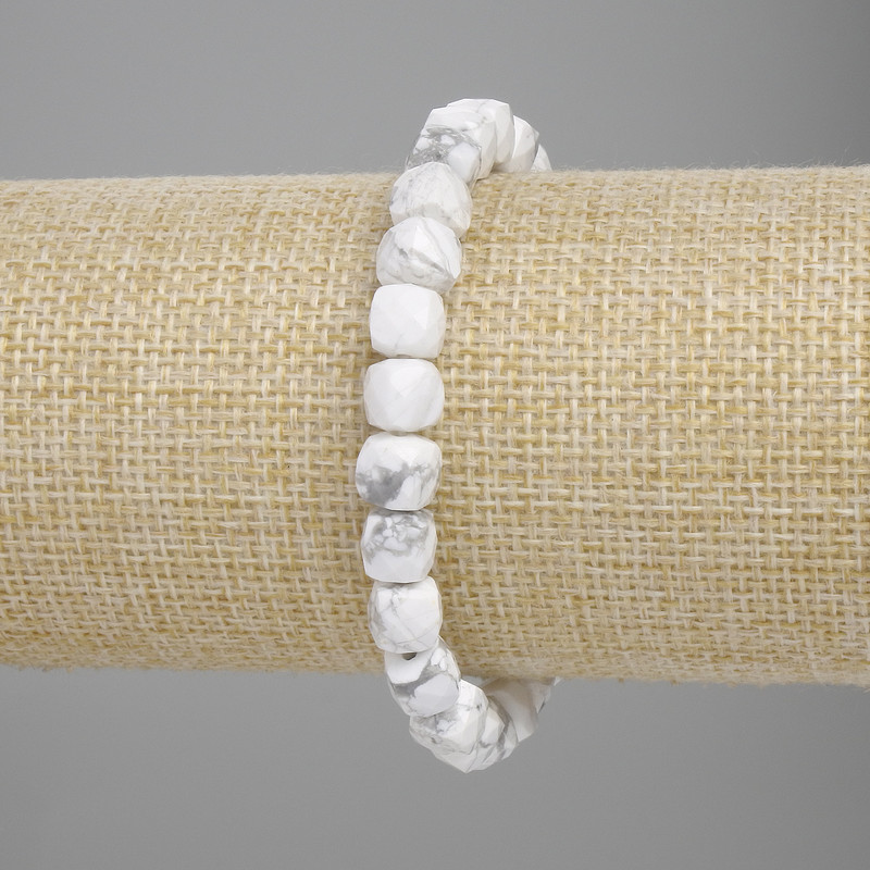 Bracelet en howlite taillé en cubes, diamètre 7 mm ±, longueur 18 cm ±, élastique