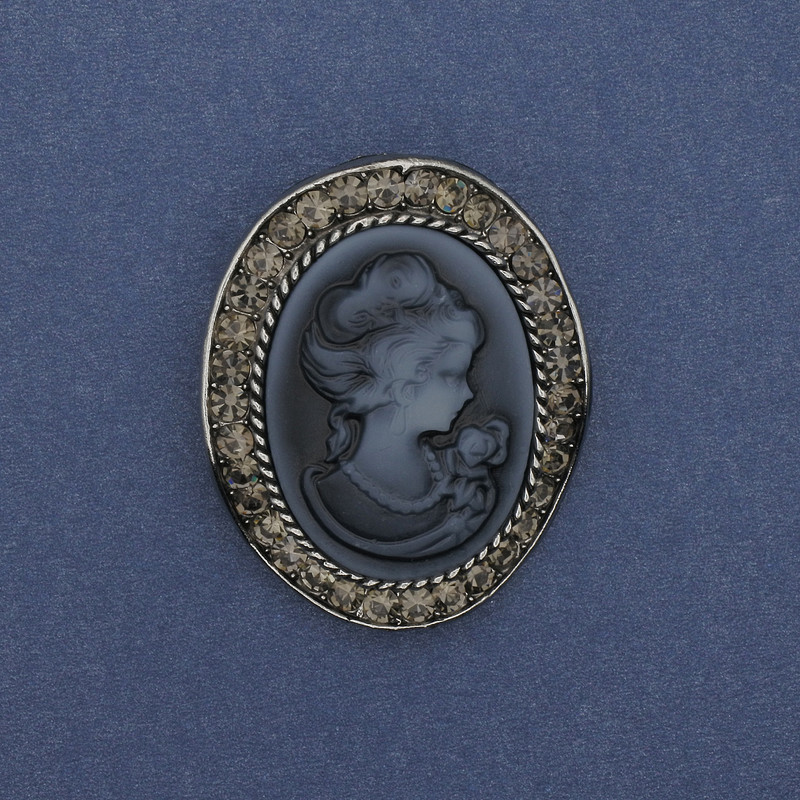 Broche-camée «Dame», strass, métal argenté, 43×38 mm +