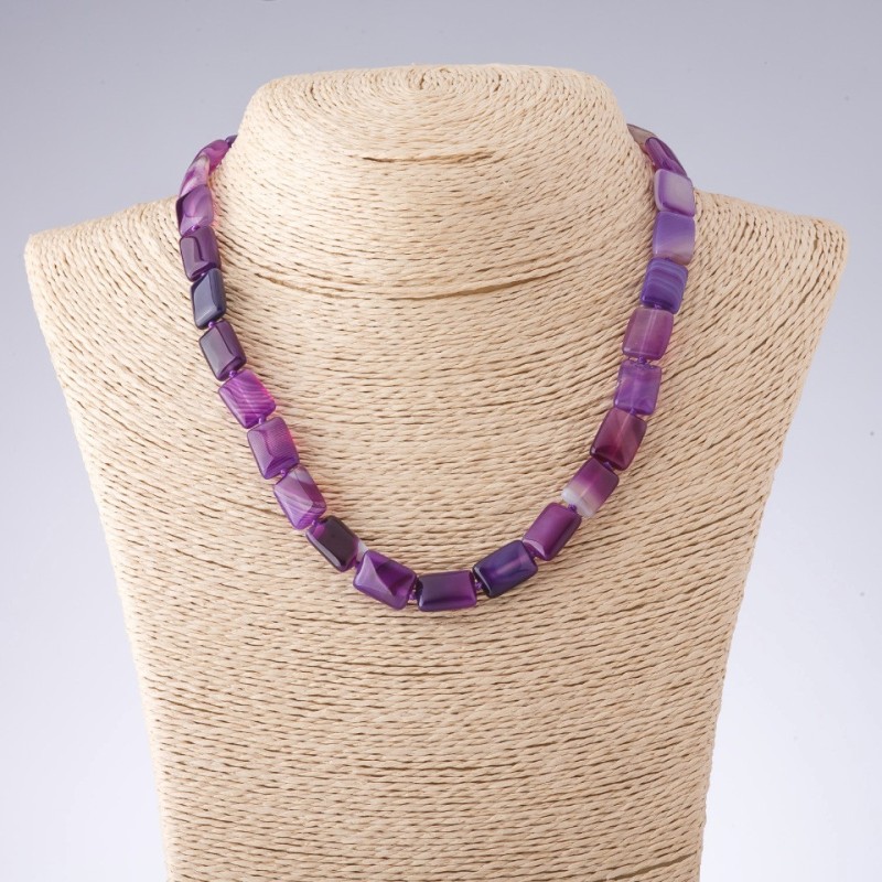Collier d'agate dans des tons violets, perles rectangulaires 10 × 14 mm, longueur 44 cm